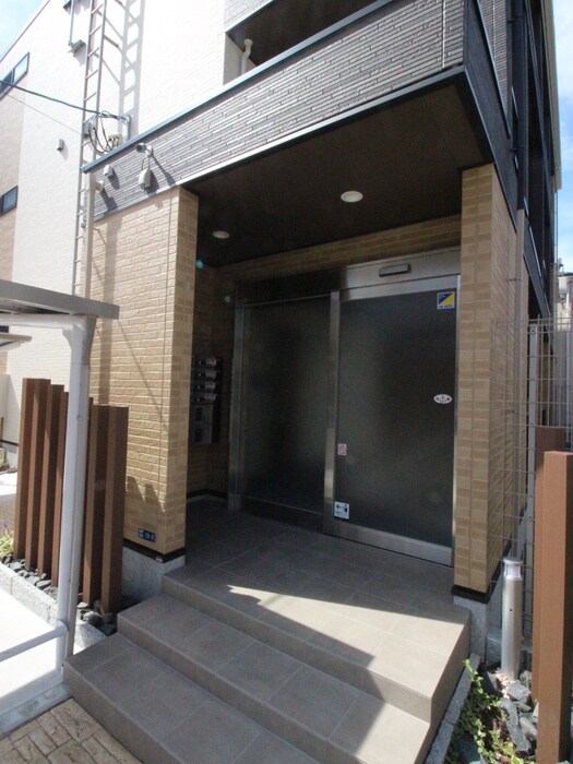 物件外観写真2　(エントランス部分)