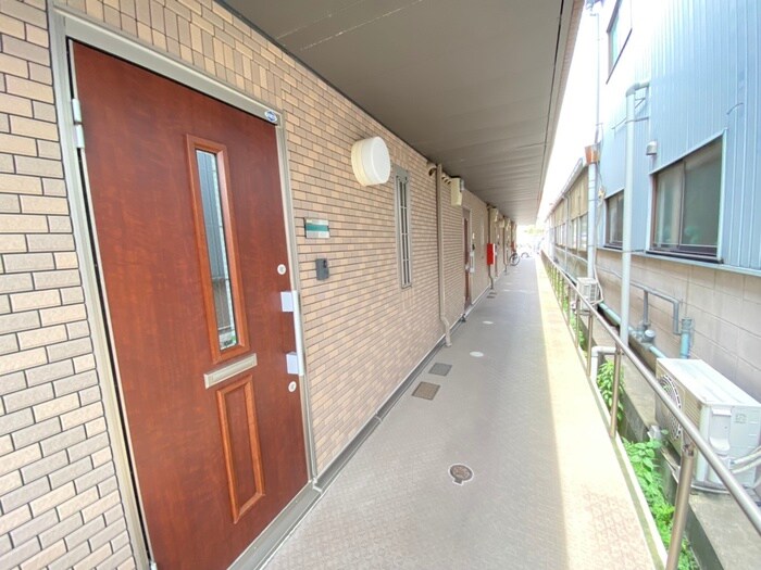 物件外観写真2　(エントランス部分)