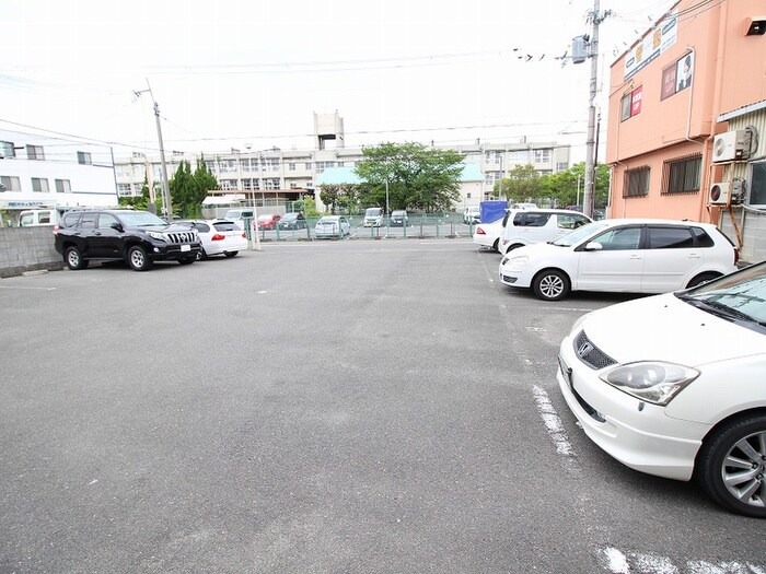 物件外観写真5　(駐車場)