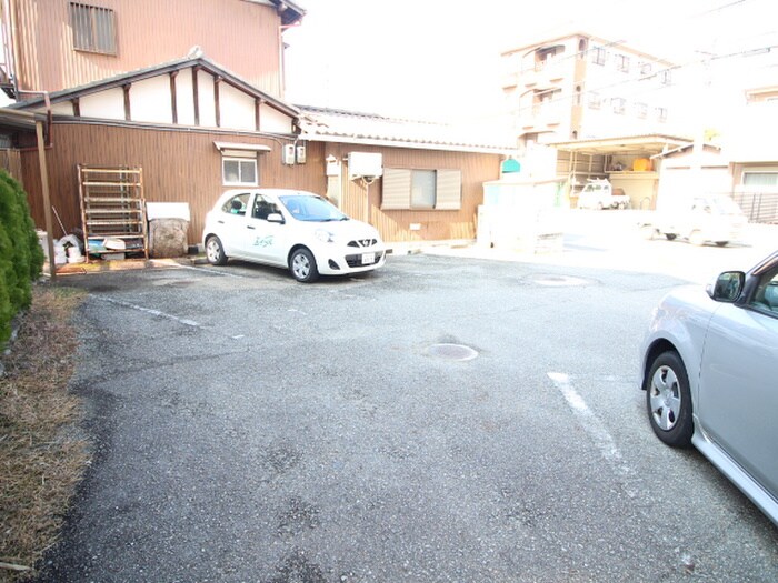 物件外観写真3　(駐車場)