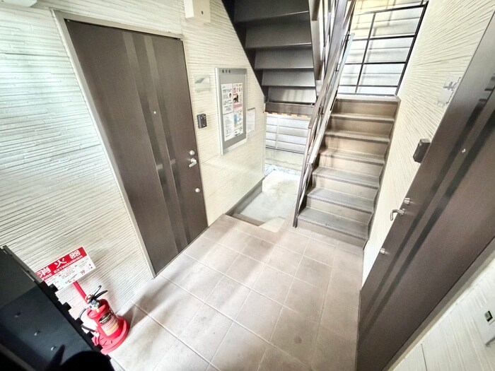 物件外観写真2　(エントランス部分)