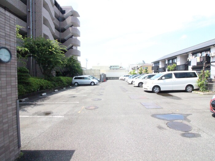 物件外観写真4　(駐車場)