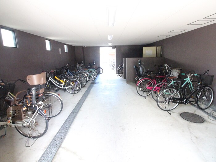 物件外観写真5　(駐輪場)