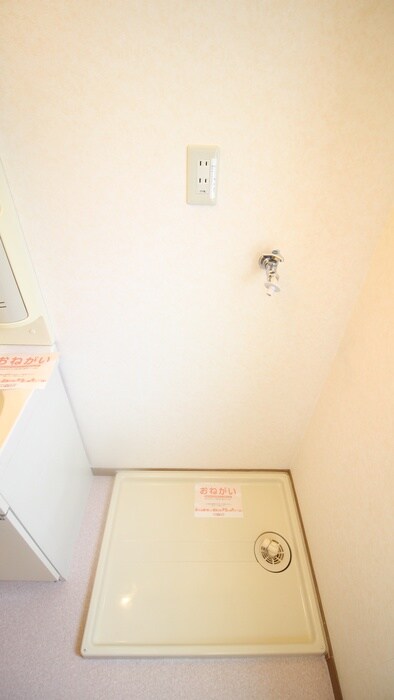 物件内観写真11　(洗濯機置場)