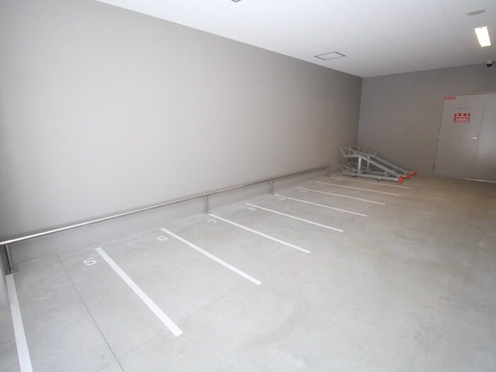 物件外観写真5　(バイク置き場)