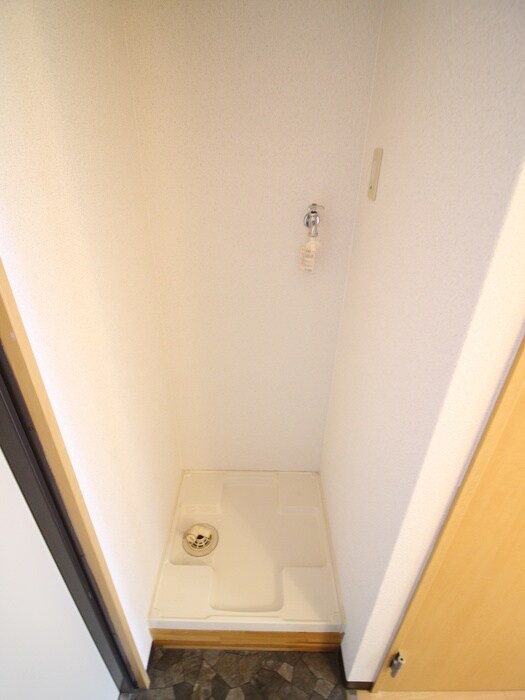 物件内観写真10　(洗濯機置場)