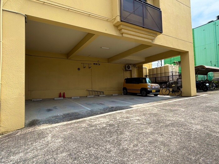 物件外観写真2　(駐車場)