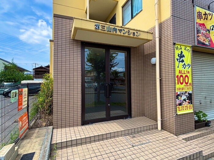 物件外観写真4　(エントランス部分)