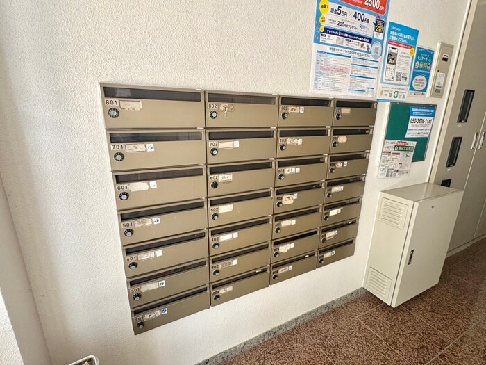 物件外観写真4　(エントランス部分)