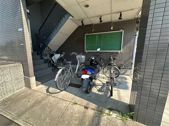 物件外観写真6　(駐輪場)