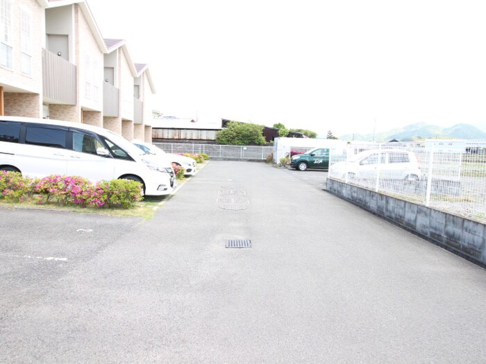 物件外観写真4　(駐車場)