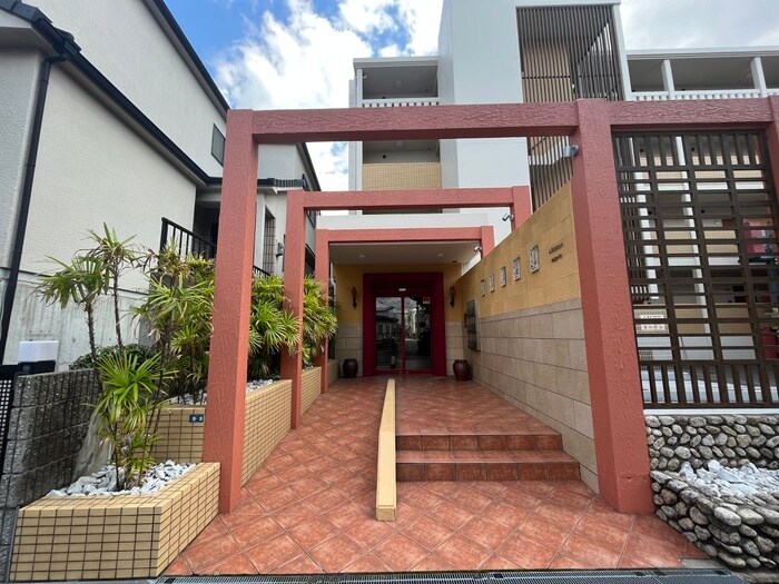 物件外観写真3　(エントランス部分)