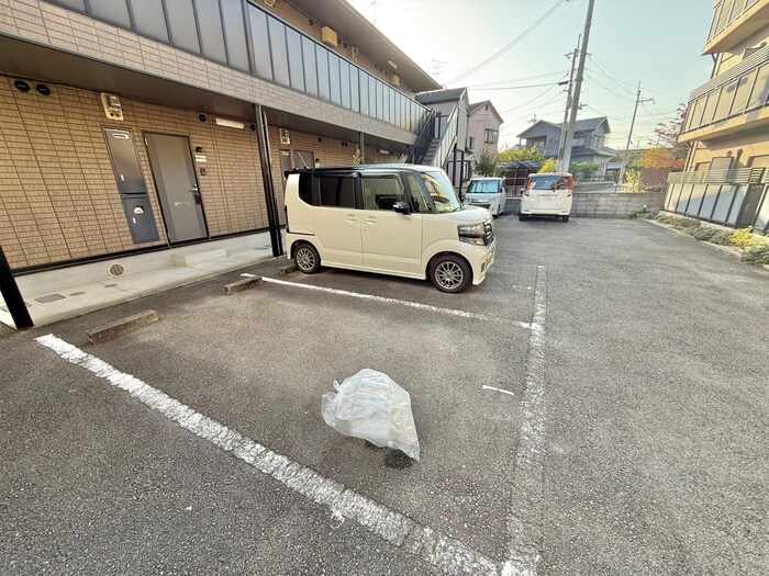 物件外観写真4　(駐車場)