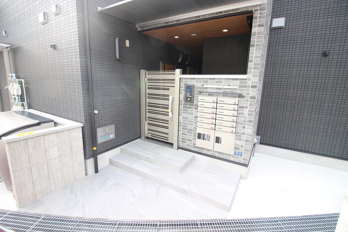 物件外観写真2　(エントランス部分)