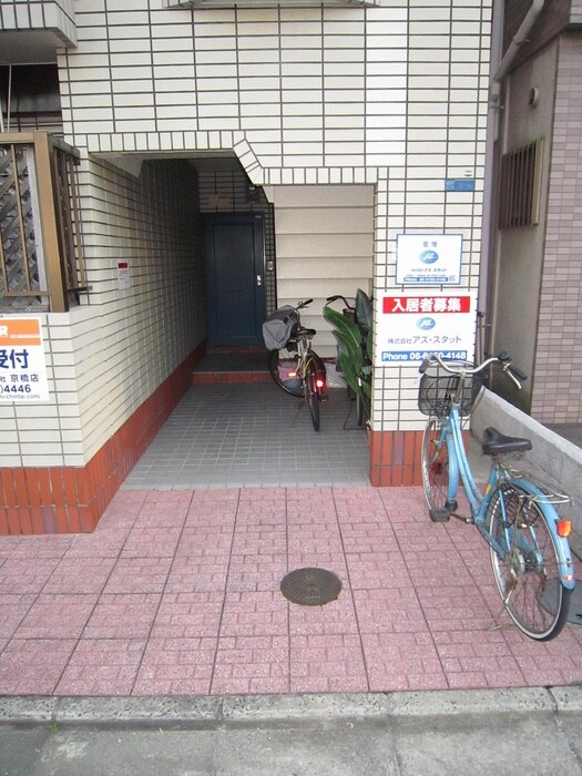 物件外観写真3　(エントランス部分)