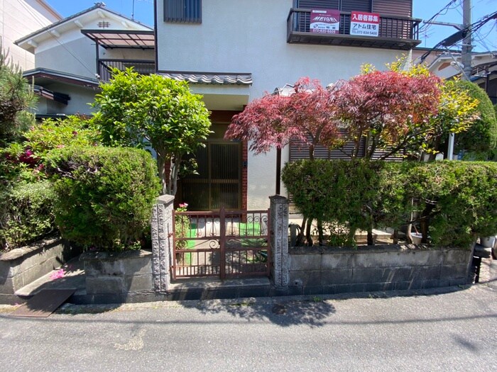 物件外観写真3　(エントランス部分)