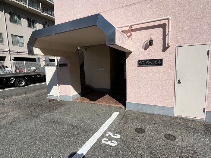 物件外観写真3　(エントランス部分)