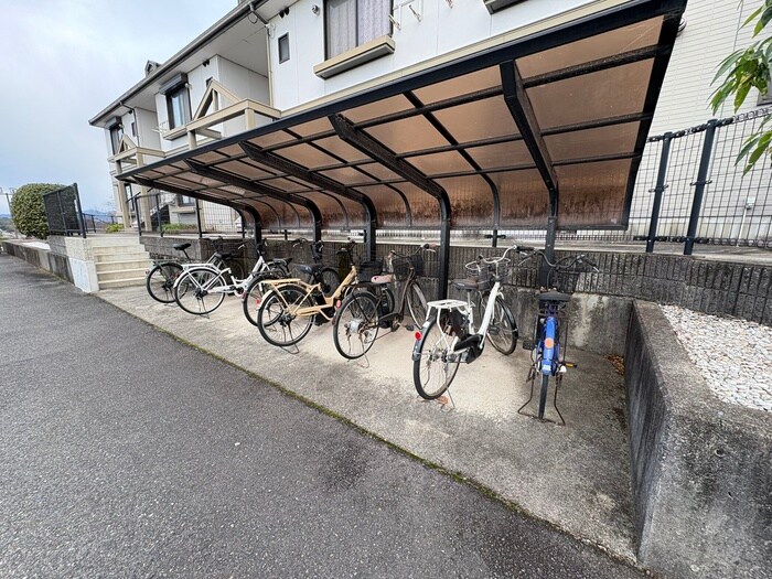 物件外観写真4　(駐輪場)