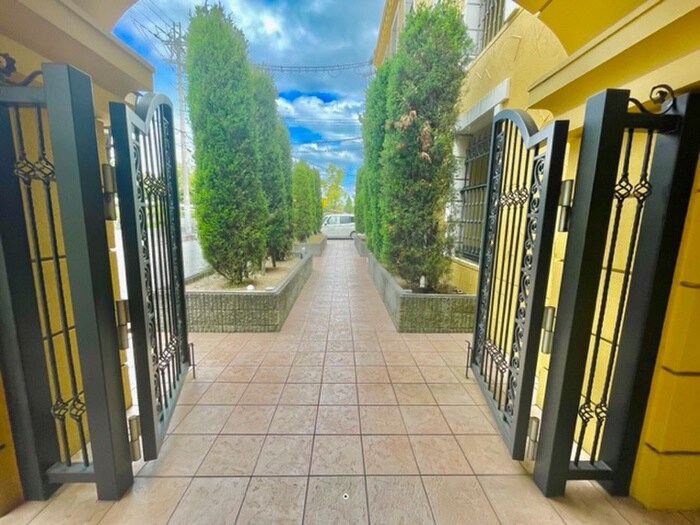 物件外観写真6　(エントランス部分)