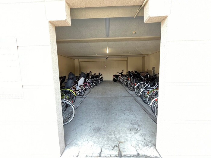 物件外観写真4　(駐輪場)