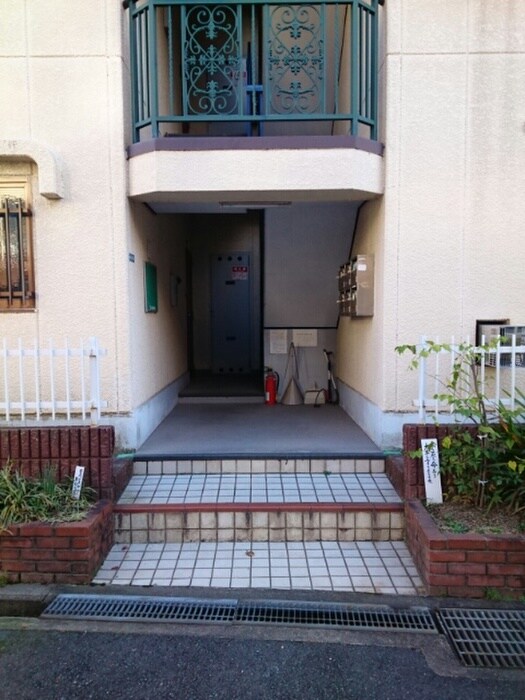 物件外観写真3　(エントランス部分)