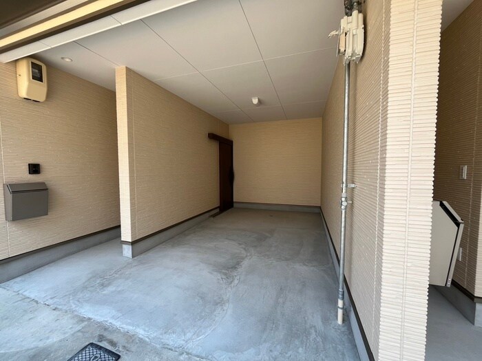 物件外観写真6　(エントランス部分)