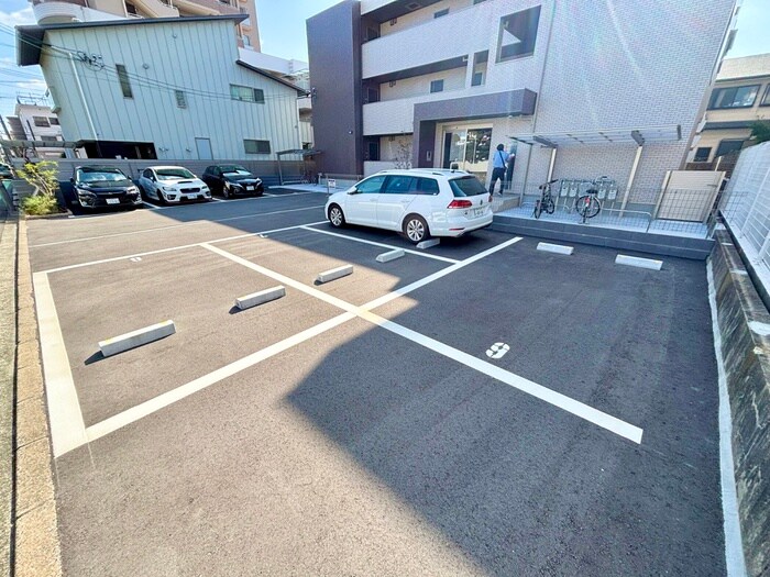 物件外観写真3　(駐車場)
