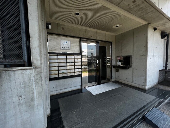 物件外観写真4　(エントランス部分)