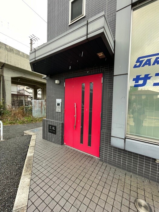 物件外観写真2　(エントランス部分)