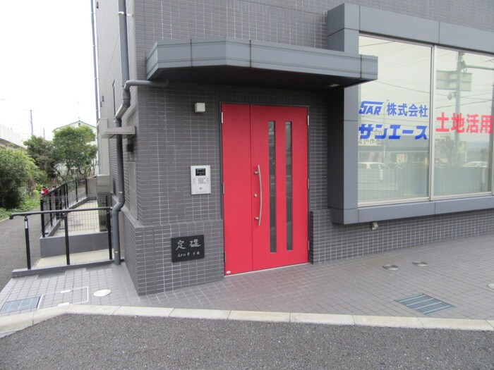 物件外観写真6　(エントランス部分)