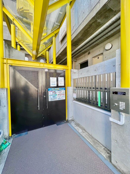 物件外観写真3　(エントランス部分)