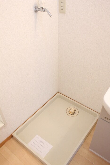 物件内観写真12　(洗濯機置場)