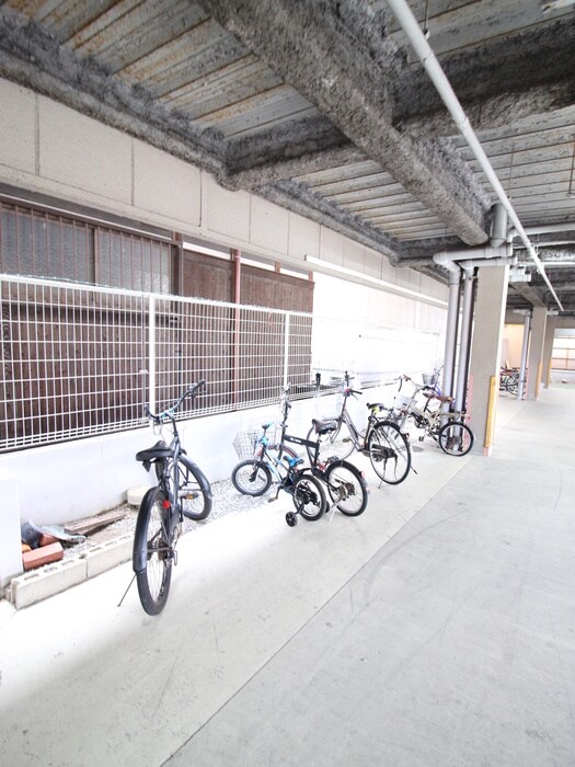 物件外観写真4　(駐輪場)