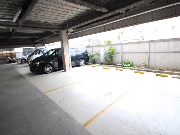 物件外観写真5　(駐車場)