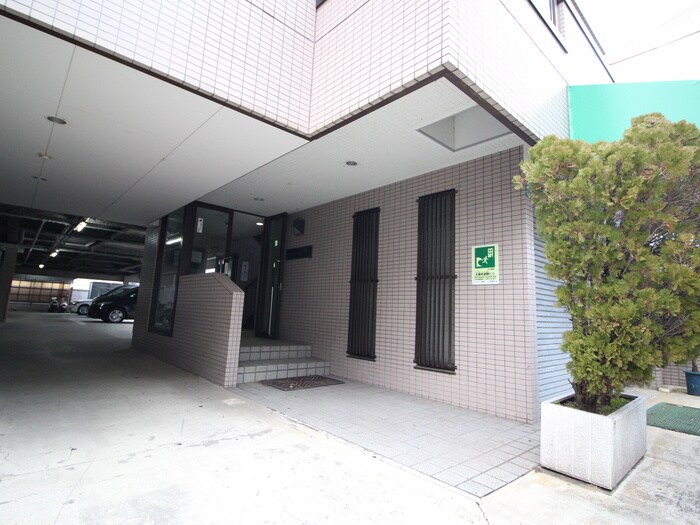 物件外観写真6　(エントランス部分)
