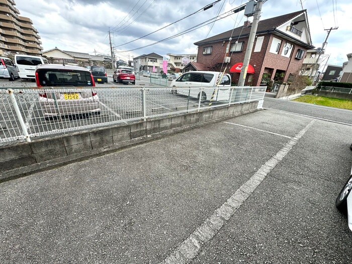 物件外観写真3　(駐車場)