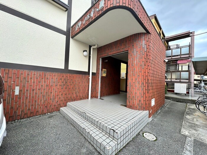 物件外観写真6　(エントランス部分)