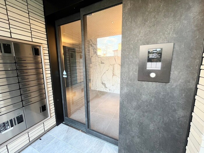 物件外観写真2　(エントランス部分)