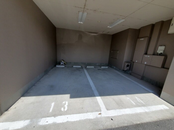 物件外観写真4　(駐車場)