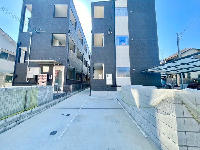 物件外観写真5　(駐車場)