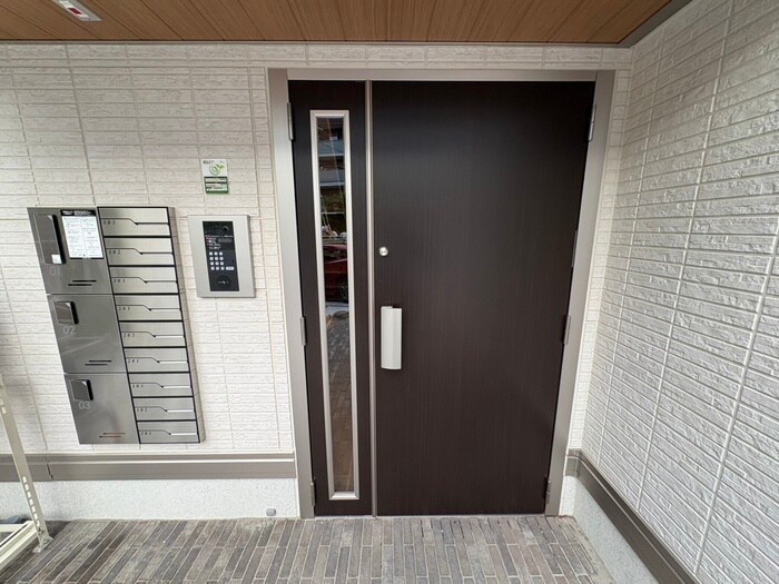 物件外観写真2　(エントランス部分)