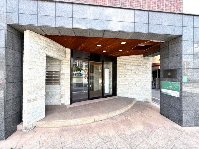 物件外観写真2　(エントランス部分)