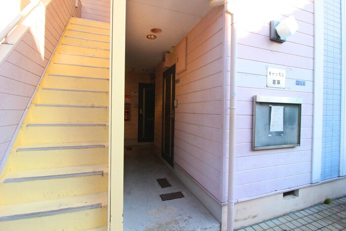 物件外観写真4　(エントランス部分)