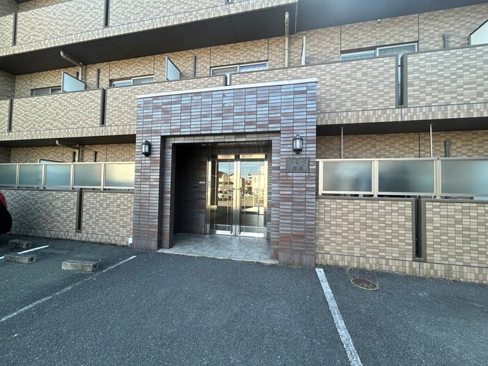 物件外観写真3　(エントランス部分)