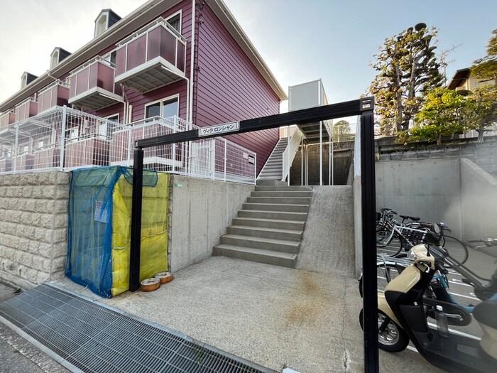 物件外観写真3　(エントランス部分)