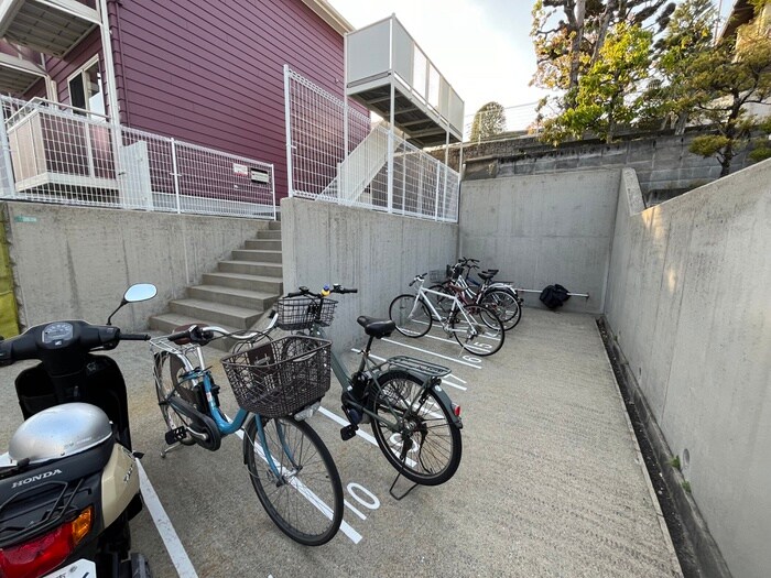 物件外観写真4　(駐輪場)