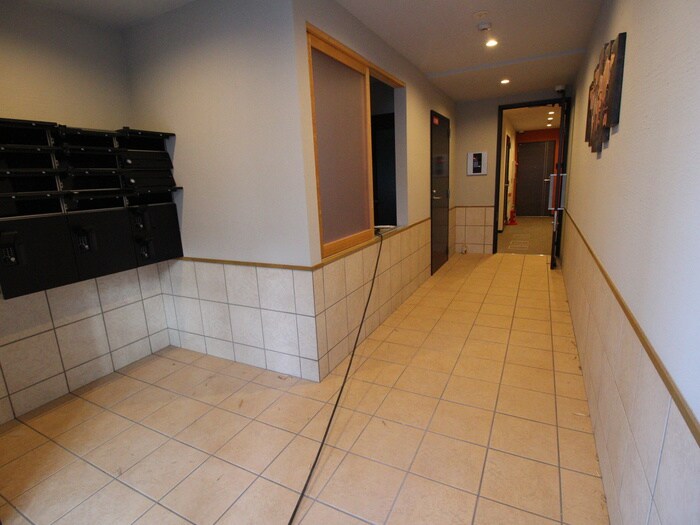 物件外観写真2　(エントランス部分)