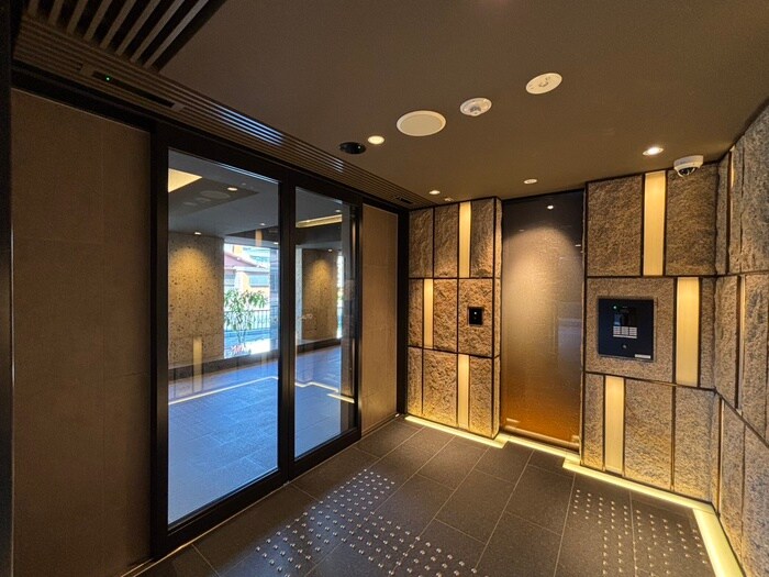 物件外観写真3　(エントランス部分)