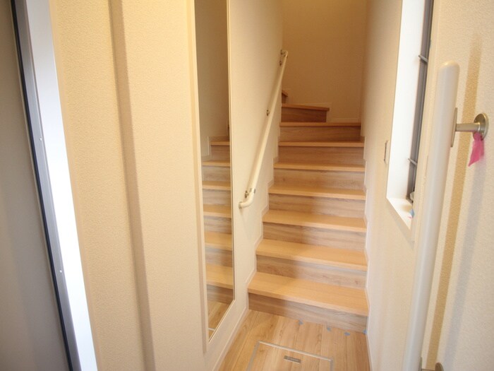 物件内観写真16　(玄関)