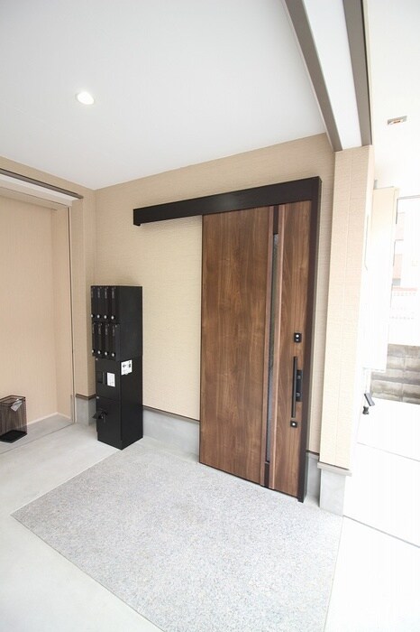 物件外観写真3　(エントランス部分)